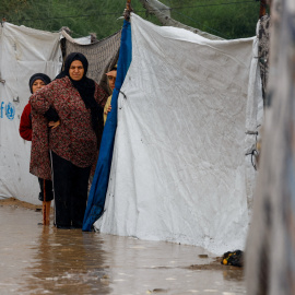 Palestinos desplazados se refugian en un campamento de tiendas inundado por la tormenta en Nuseirat, en el centro de la Franja de Gaza.