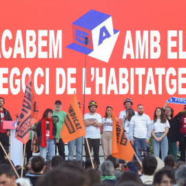 Decenas de personas durante una manifestación por la vivienda en Barcelona.