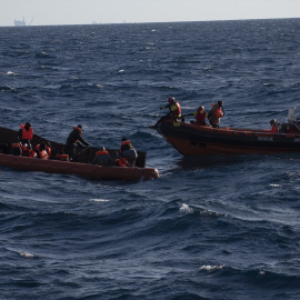 Fotografía de archivo de varios migrantes en un cayuco en el Mar Mediterráneo.