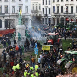 Los agricultores se reúnen cerca del Parlamento Europeo para protestar contra el acuerdo de libre comercio UE-Mercosur.