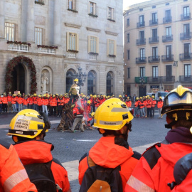 Concentració de bombers a la plaça Sant Jaume de Barcelona aquest dijous per denunciar la "precarietat" que pateixen.