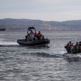 Un bote salvavidas con refugiados llega a la isla griega de Lesbos.