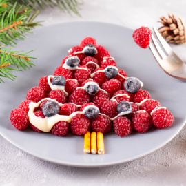 Receta del postre de 'abeto' de frutos del bosque.