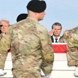 El presidente de los Estados Unidos, Donald Trump, y el secretario de Defensa, Pete Hegseth, saludan a los soldados en un funeral militar (17/12/2025)