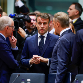 El presidente francés, Emmanuel Macron, con el primer ministro luxemburgués, Luc Frieden, y el polaco, Donald Tusk, antes de comenzar la cumbre de la UE, en Bruselas.