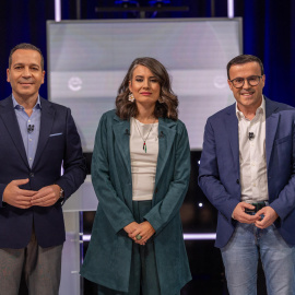 MÉRIDA, 18/12/2025.- El ente público de RTVE organiza una debate con motivo de las elecciones extremeñas, con presencia de los candidatos a la Presidencia de la Junta de Extremadura de PSOE (Miguel Ángel Gallardo), Vox (Óscar Fernández Calle) y Unidas por Extremadura (Irene de Miguel), pues la candidata del PP, María Guardiola, ha declinado participar. EFE/Jero Morales