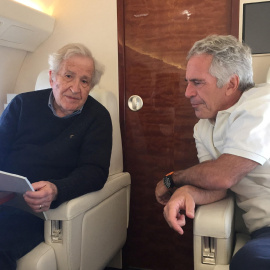 El filósofo Noam Chomsky aparece con el pederasta Jeffrey Epstein en un avión privado en una fotografía sin fecha, publicada por los demócratas de la Cámara de Representantes.
