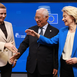 Ursula Von der Leyen y Antonio Costa saludan a la primera ministra danesa Mette Frederiksen tras la finalización de la cumbre de la Unión Europea en Bruselas.