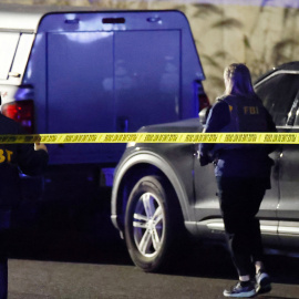 Investigadores trabajan en la escena de un almacén donde el tirador de la Universidad de Brown se quitó la vida, en Salem, New Hampshire.