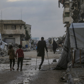 Un hombre palestino con una pierna amputada camina por la calle Yafa entre la mezquita Al Mahata y los edificios destruidos, en el barrio de Al Tuffah, al este de la ciudad de Gaza, el 13 de diciembre de 2025.