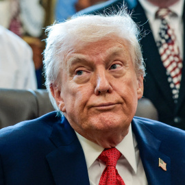 El presidente de Estados Unidos, Donald Trump, mientras firma una orden ejecutiva.