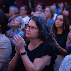 (Foto de ARCHIVO)La exvicepresidenta Primera, exconsellera de Igualdad y Políticas Inclusivas, y exportavoz del Gobierno de la Generalitat Valenciana, Mónica Oltra Jarque (c), durante un acto de reconocimiento a las personas y colectivos que colaboran en las zonas afectadas por la dana, en el Teatro Olympia, a 25 de octubre de 2025, en Valencia, Comunidad Valenciana (España). El homenaje ha sido organizado por la  l'Associació Víctimes de la Dana 29 d'Octubre.Jorge Gil / Europa Press25/10/2025
