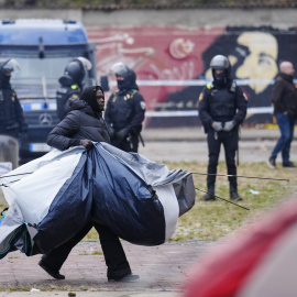 Los migrantes desalojados del B9 empiezan a abandonar la plaza donde se habían instalado.