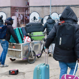 Migrants de l’acampada davant el B9 marxen de la plaça per les amenaces de la policia