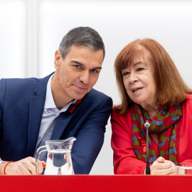 Foto de archivo de Pedro Sánchez, y la presidenta del PSOE, Cristina Narbona.