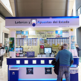 Un hombre compra un décimo en una administración de la Lotería de Navidad.