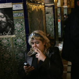 Una mujer fuma un cigarrillo en diciembre de 2005, en Sevilla.