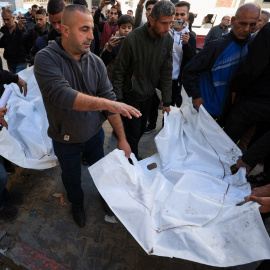 Los cuerpos de las víctimas tras el  ataque israelí el viernes.