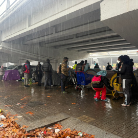 Alguns dels desallotjats del B9, instal·lats amb tendes de campanya a sota d'una sortida de la C-31 a Badalona i a sota de la pluja.