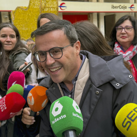 El candidato del PSOE de la Junta de Extremadura, Miguel Ángel Gallardo, en su visita a Villanueva de la Serena Plaza este viernes.