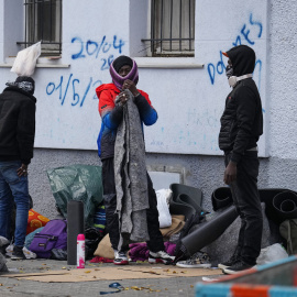 Migrantes desalojados en Badalona recogiendo sus pertenencias.