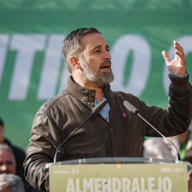 El presidente de Vox, Santiago Abascal, interviene en la clausura de un acto de campaña, en el Parque de la Piedad, a 13 de diciembre de 2025, en Almendralejo, Badajoz, Extremadura (España)