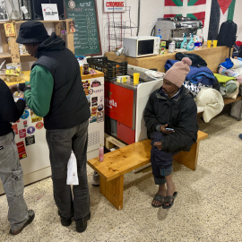 Alguns dels desallotjats del B9 al Casal Antoni Sala i Pont de Badalona, on han passat la nit.