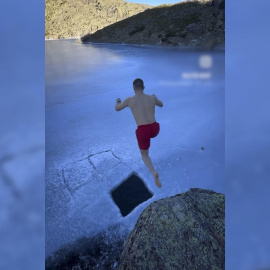 El creador de contenido se tira a una laguna glaciar en la Sierra de Gredos.