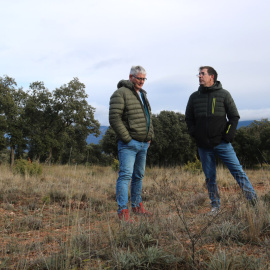 El coordinador del projecte Prepast, Jordi Bas, i el tècnic de l'Ajuntament d'Àger, Salvador Boya, en un dels terrenys previstos d'incloure a la Xarxa de Pastures del projecte Prepast.