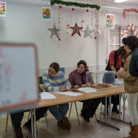 Elecciones autonómicas en Extremadura en un colegio en Mérida, este sábado.