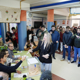 La presidenta del PP de Extremadura y candidata a la reelección a la Presidencia de la Junta, María Guardiola, ejerce su derecho al voto en su colegio electoral.