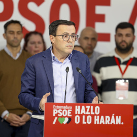 El candidato socialista a la presidencia de la Junta de Extremadura Miguel Ángel Gallardo durante su comparecencia tras conocer los resultados electorales extremeños, hoy domingo en la sede del PSOE en Mérida