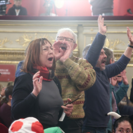Varias personas protestas por Palestina durante la celebración del Sorteo Extraordinario de la Lotería de Navidad 2025, en el Teatro Real.