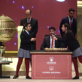 Dos niñas del Colegio de San Ildefonso, cantan un premio de la Lotería de Navidad, durante la celebración del Sorteo Extraordinario de la Lotería de Navidad 2025.
