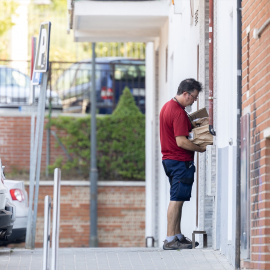 Imagen de archivo de un repartidor con un paquete.