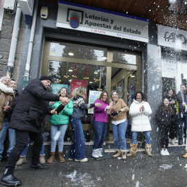 Agraciados con el Gordo del Sorteo Extraordinario de la Lotería de Navidad, el 79.432, lo celebran en Villablino (León).