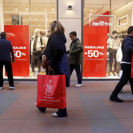 Compradores aprovechan el primer día de rebajas, en una imagen fechada en enero de 2025.