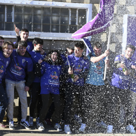 Agraciados del equipo La Bañeza Fútbol Club celebran el Gordo del Sorteo Extraordinario de la Lotería de Navidad.