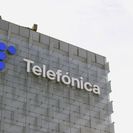 El logo de Telefónica en su sede corporativa en el norte de Madrid, en una imagen de archivo.