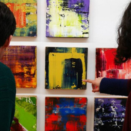 Dues persones observen una exposició a Barcelona