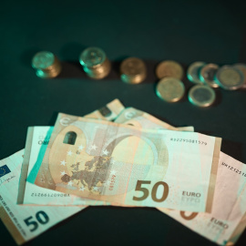 Billetes y monedas en una imagen de archivo.