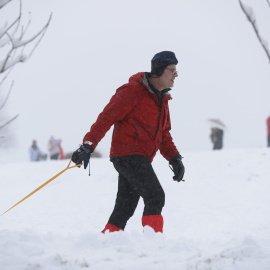 Un hombre camina por la nieve este domingo en Lugo.