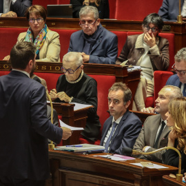 Lecornu responde una pregunta en la Asamblea Nacional.