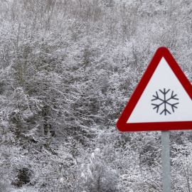 Una señal con el fondo nevado en Brañavieja (Cantabria).