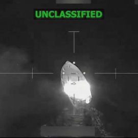 Fotografía de archivo de una embarcación que, según el ejército estadounidense, era sospechosa de contrabando de drogas, tras ser alcanzada por un arma cinética.