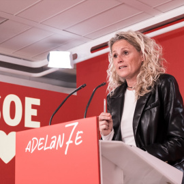 La portavoz de la CEF del PSOE, Montse Mínguez, en la sede del PSOE.