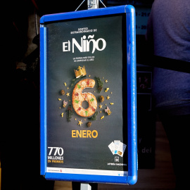 Un cartel en una administración de lotería anuncia la venta de décimos de cara al Sorteo de El Niño.
