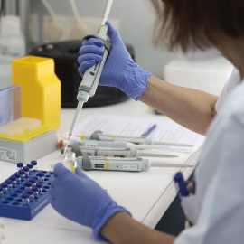 Foto de archivo de una científica trabaja en el Instituto de Toxicología de la Defensa.