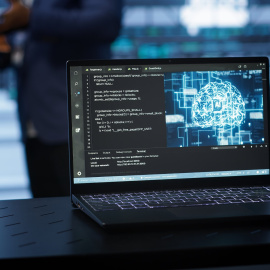 Primer pla d'un portàtil treballant amb intel·ligència artificial.