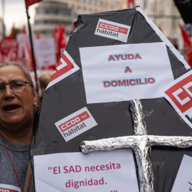 Una mujer durante una manifestación en defensa de las personas trabajadoras del Servicio de Ayuda a Domicilio (SAD), en Madrid.